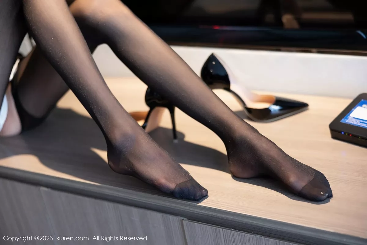 秀人集.com_[XiuRen秀人网]No.6847_模特程程程白色上衣配黑色短裙露超薄黑丝秀曼妙身姿诱惑写真83P