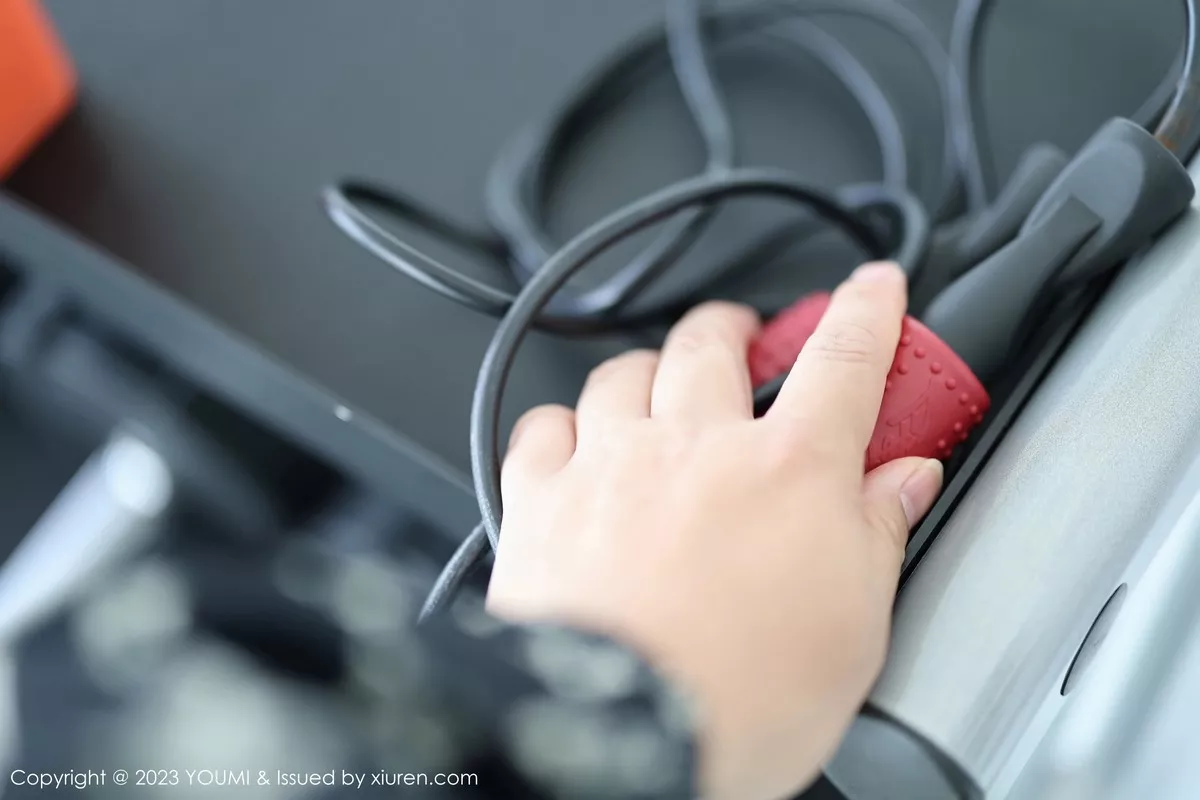 秀人集.com_[YouMi尤蜜荟]Vol.946_女神朱可儿Flora半脱牛仔裤露粉色圆点丝袜秀丰满身材诱惑写真92P