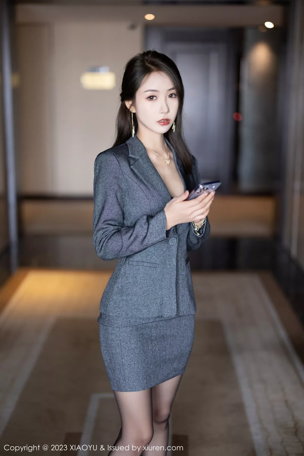 秀人集.com_[XiaoYu画语界]Vol.1042_模特苏苏阿脱深灰制服露性感黑色薄透内衣秀曼妙身姿诱惑写真100P