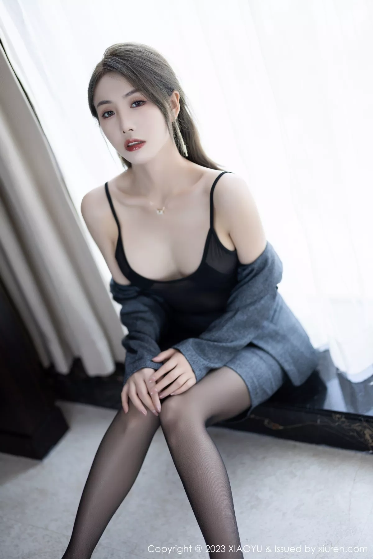 秀人集.com_[XiaoYu画语界]Vol.1042_模特苏苏阿脱深灰制服露性感黑色薄透内衣秀曼妙身姿诱惑写真100P