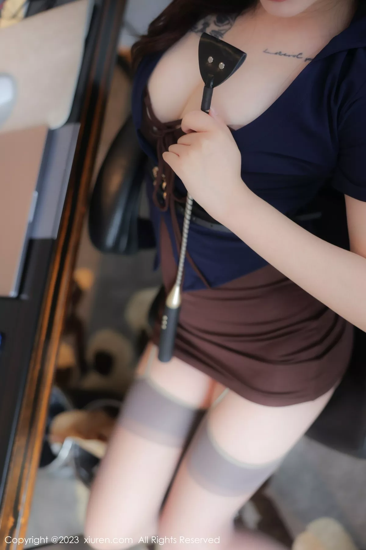 秀人集.com_[XiuRen秀人网]No.6872_模特Arude薇薇性感露肩短裙配灰丝吊袜秀曼妙身姿诱惑写真104P