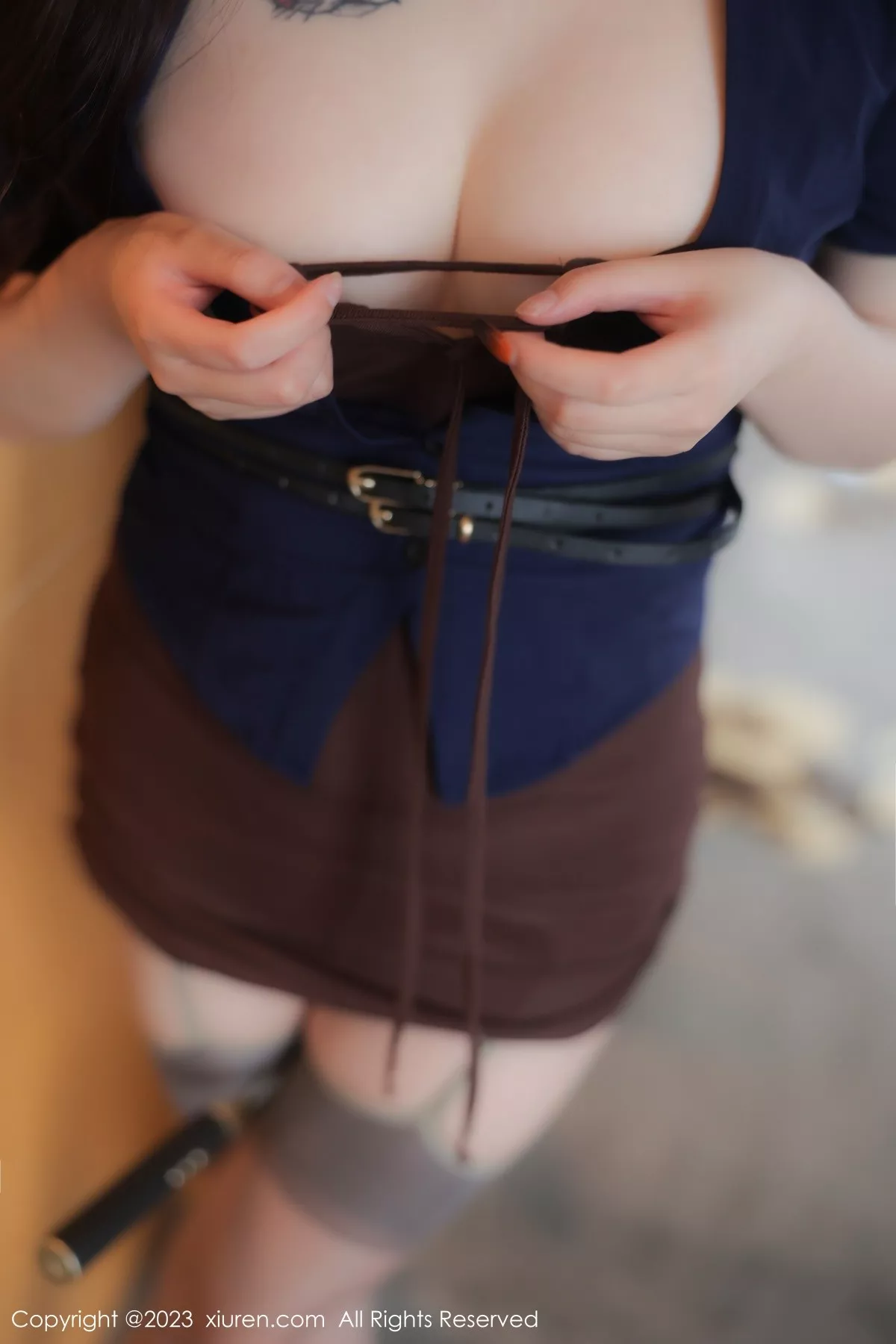 秀人集.com_[XiuRen秀人网]No.6872_模特Arude薇薇性感露肩短裙配灰丝吊袜秀曼妙身姿诱惑写真104P