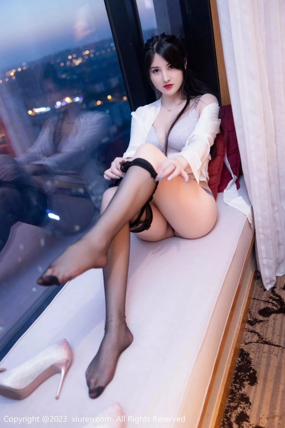 秀人集.com_[XiuRen秀人网]No.6879_模特诗诗kiki半脱浅色OL服饰露性感浅灰内衣秀惹火身材诱惑写真79P