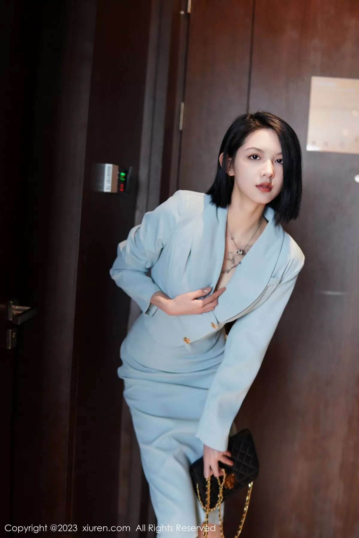 秀人集.com_[XiuRen秀人网]No.6885_模特乔一一性感淡蓝色Ol服饰露墨绿色内衣配原色丝袜诱惑写真74P