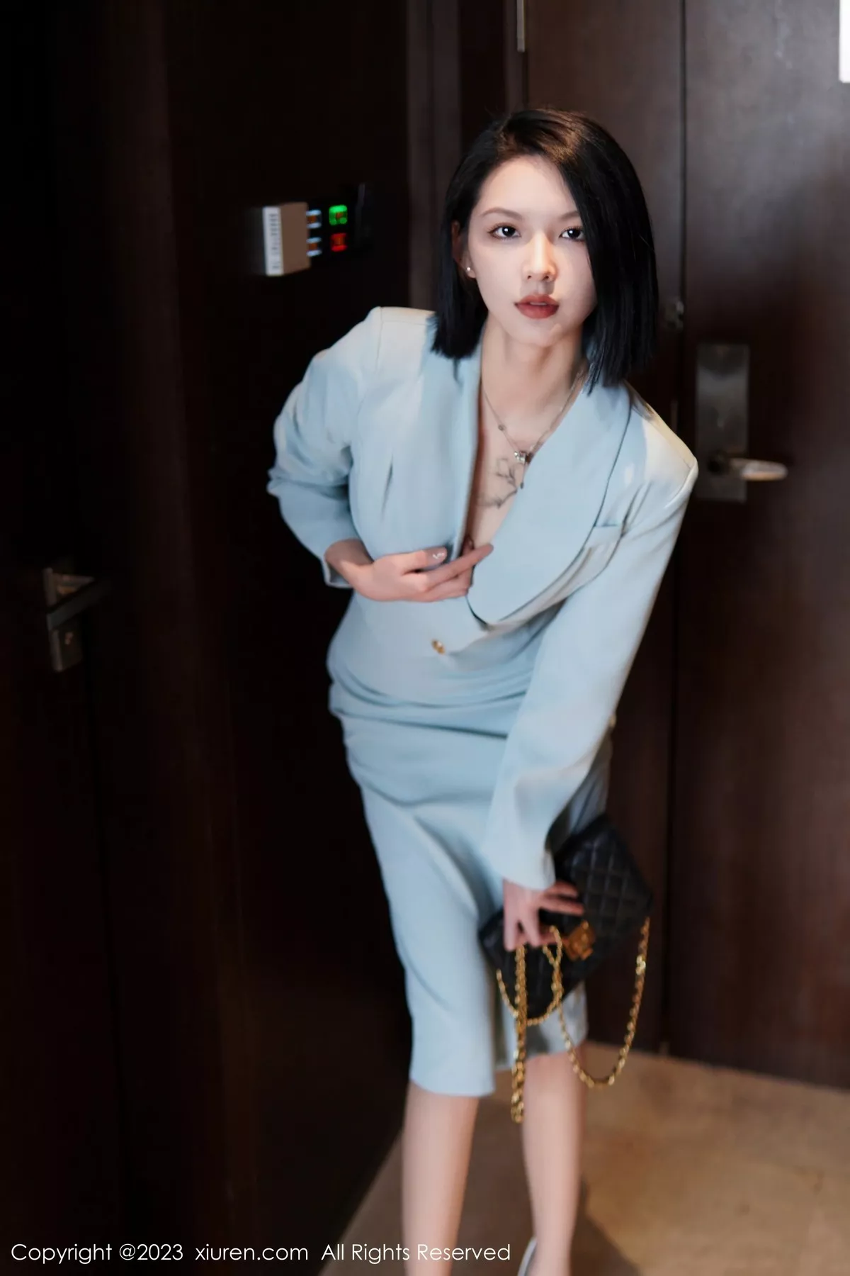 秀人集.com_[XiuRen秀人网]No.6885_模特乔一一性感淡蓝色Ol服饰露墨绿色内衣配原色丝袜诱惑写真74P