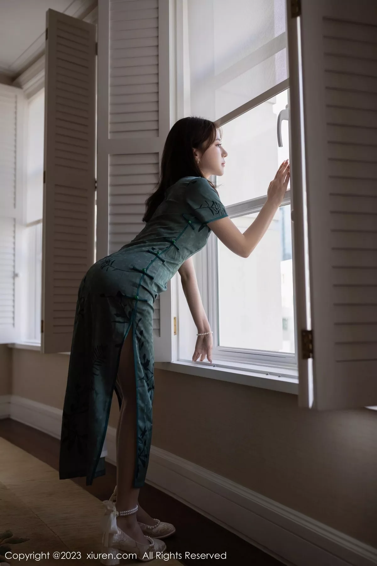 秀人集.com_[XiuRen秀人网]No.6893_模特鱼子酱Fish脱墨绿色长旗袍露性感内衣秀完美身材诱惑写真81P