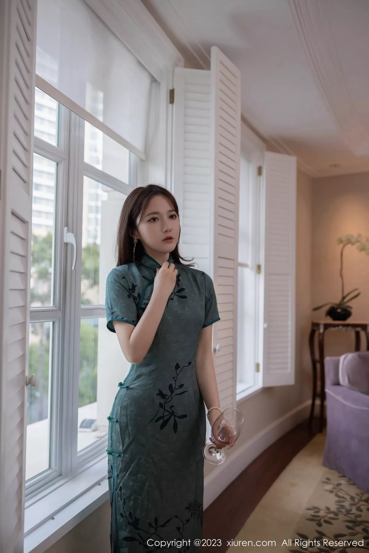 秀人集.com_[XiuRen秀人网]No.6893_模特鱼子酱Fish脱墨绿色长旗袍露性感内衣秀完美身材诱惑写真81P