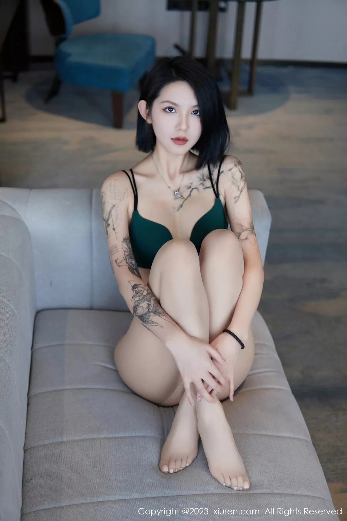 秀人集.com_[XiuRen秀人网]No.6885_模特乔一一性感淡蓝色Ol服饰露墨绿色内衣配原色丝袜诱惑写真74P