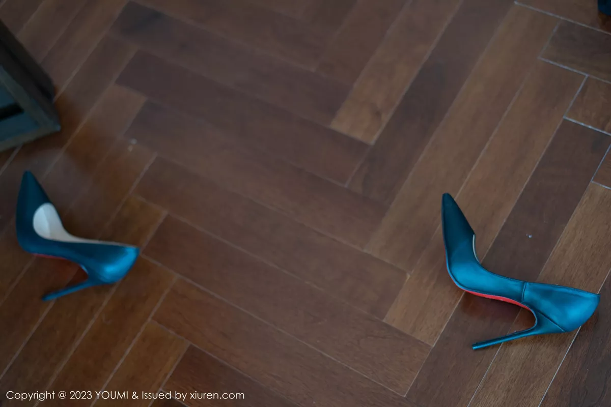 秀人集.com_[YouMi尤蜜荟]Vol.950_模特允爾性感咖啡色上衣配白短裙露超薄黑丝秀丰满身材诱惑写真73P