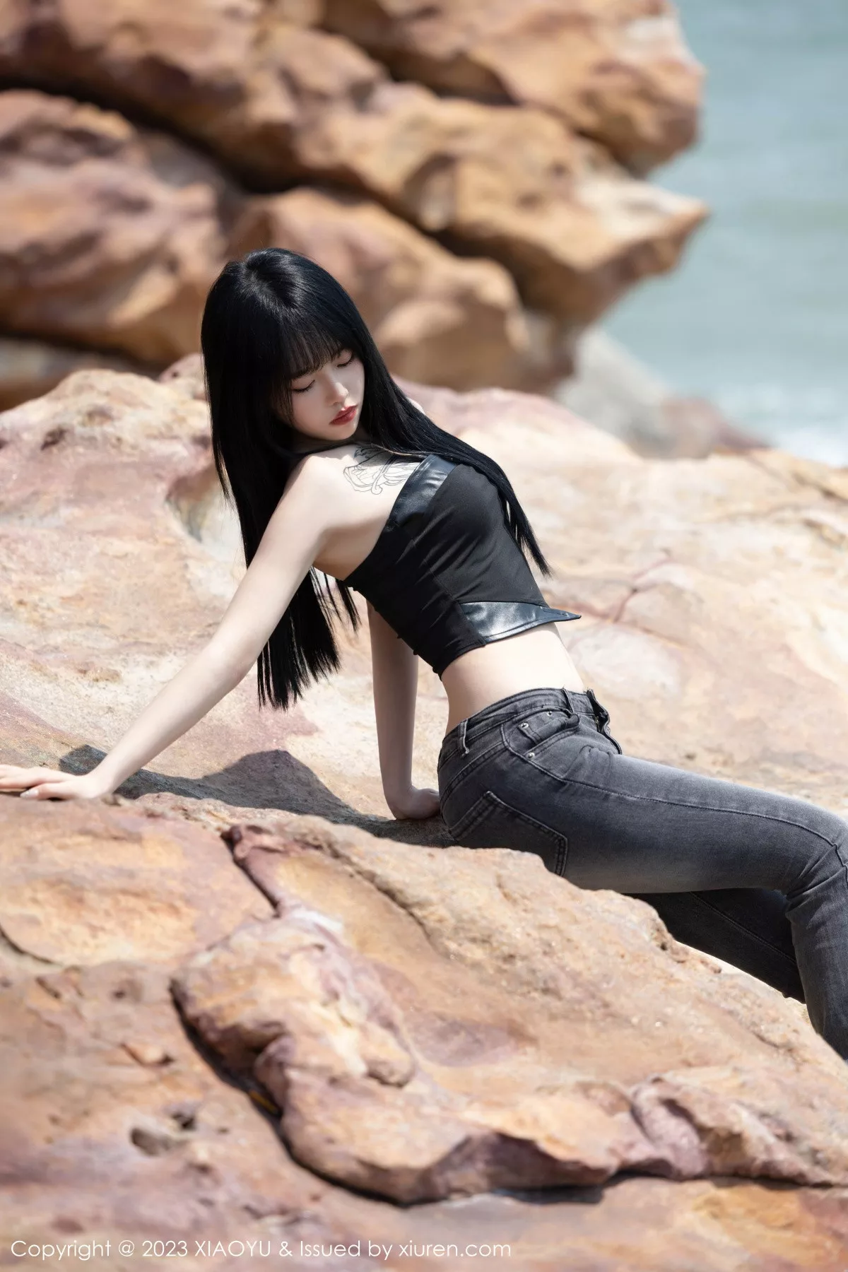 秀人集.com_[XiaoYu画语界]Vol.1047_模特奶瓶黑色露肩短款上衣+性感蛋黄色吊带秀曼妙身姿诱惑写真98P