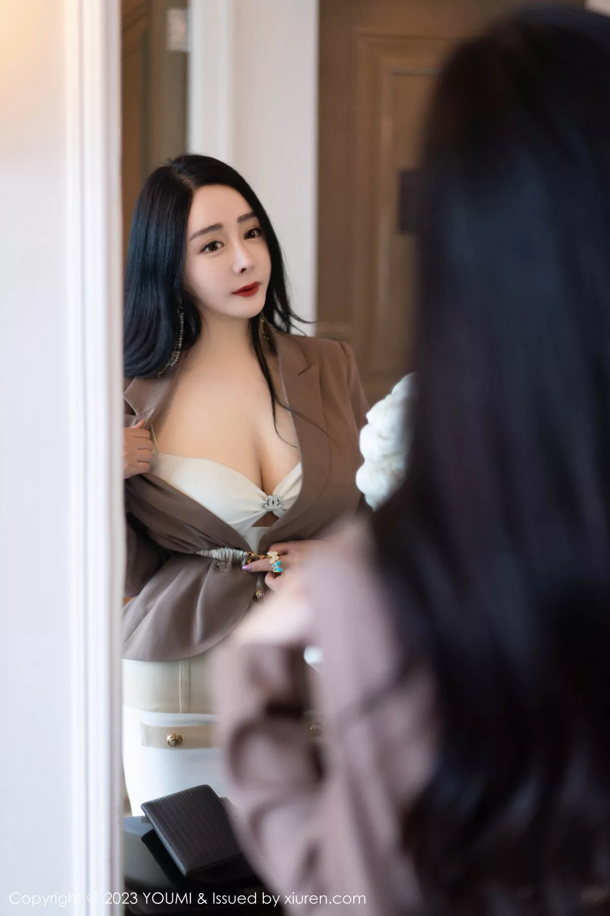 秀人集.com_[YouMi尤蜜荟]Vol.950_模特允爾性感咖啡色上衣配白短裙露超薄黑丝秀丰满身材诱惑写真73P