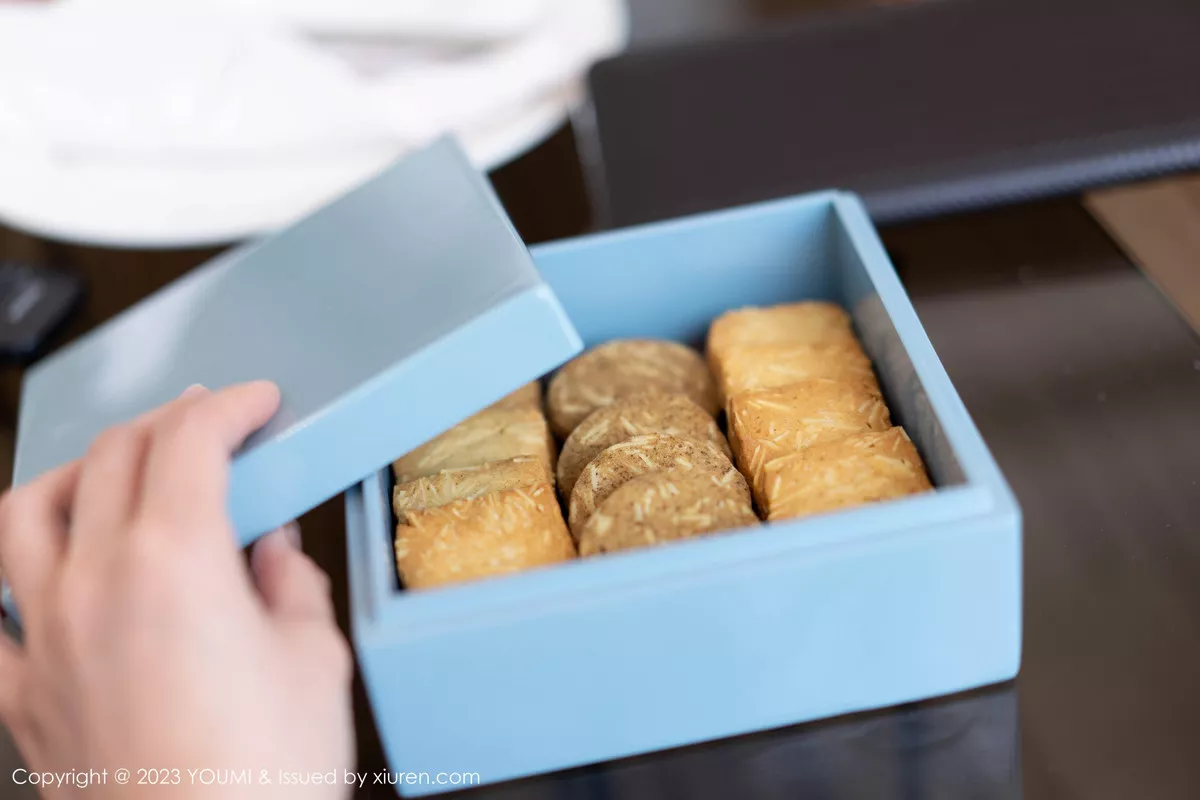 秀人集.com_[YouMi尤蜜荟]Vol.950_模特允爾性感咖啡色上衣配白短裙露超薄黑丝秀丰满身材诱惑写真73P