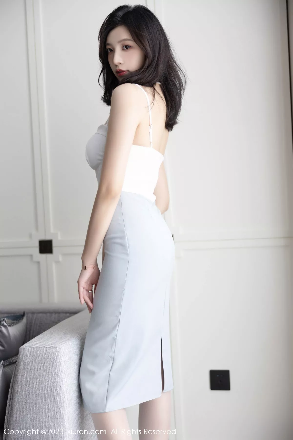 秀人集.com_[XiuRen秀人网]No.6898_模特郑颖姗Bev白色吊带上衣半脱露蕾丝内衣秀丰腴身姿诱惑写真82P