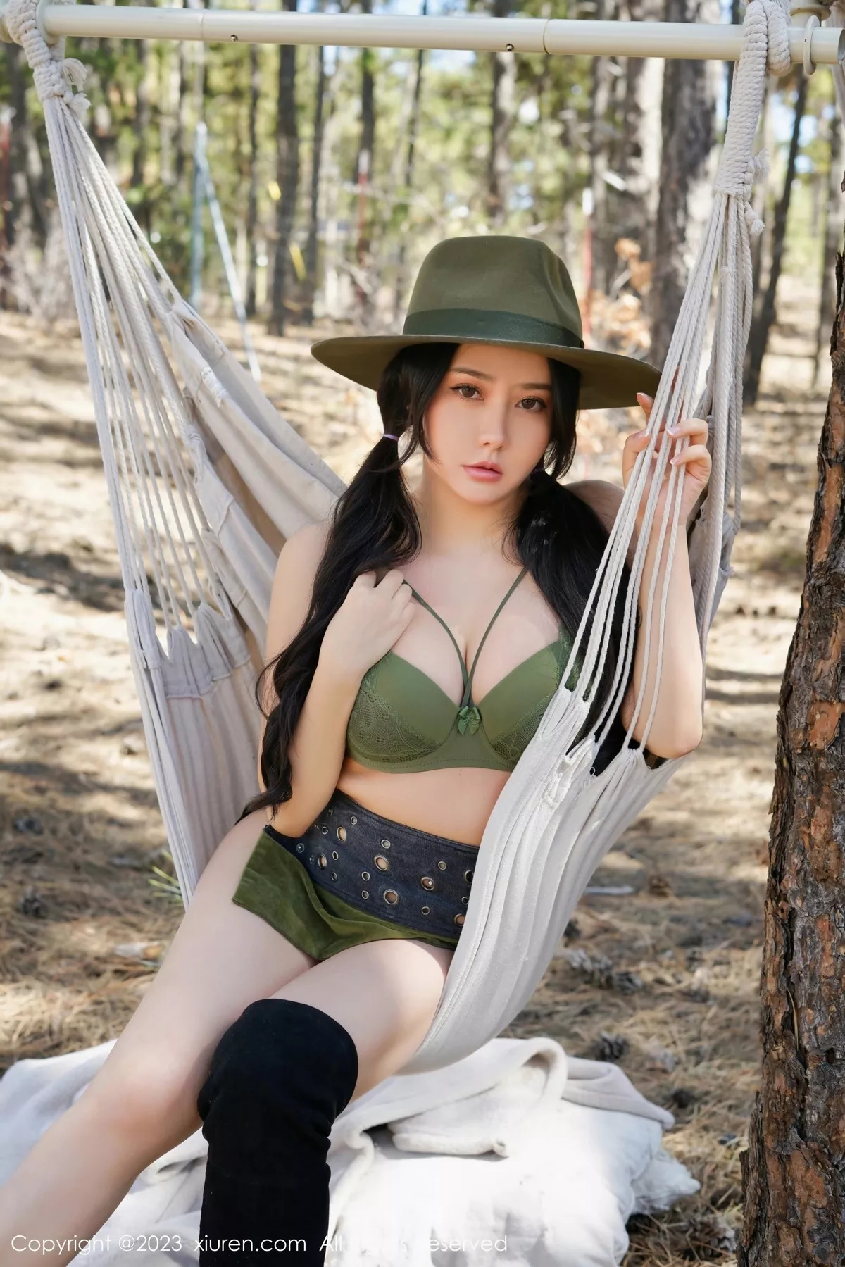 秀人集.com_[XiuRen秀人网]No.6902_女神Manuela玛鲁娜性感墨绿色牛仔装秀浑圆美臀惹火诱惑写真58P