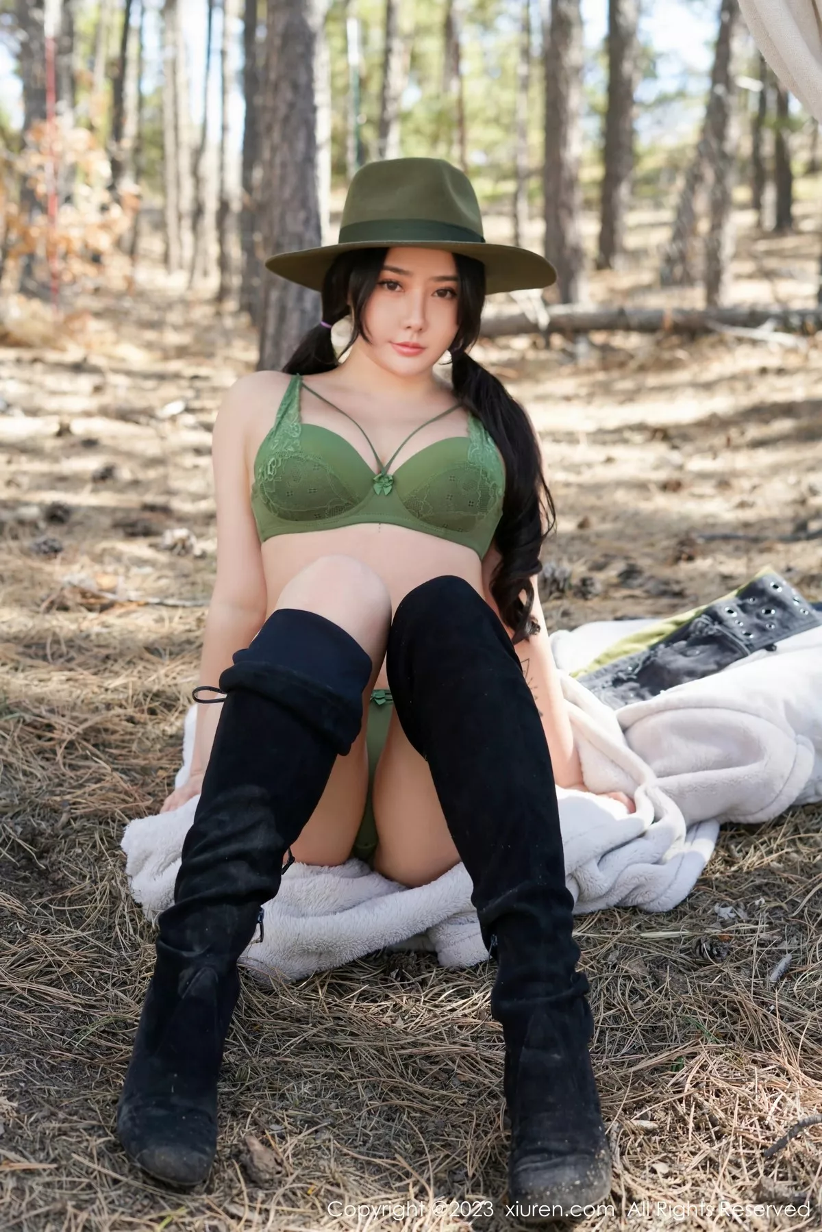 秀人集.com_[XiuRen秀人网]No.6902_女神Manuela玛鲁娜性感墨绿色牛仔装秀浑圆美臀惹火诱惑写真58P