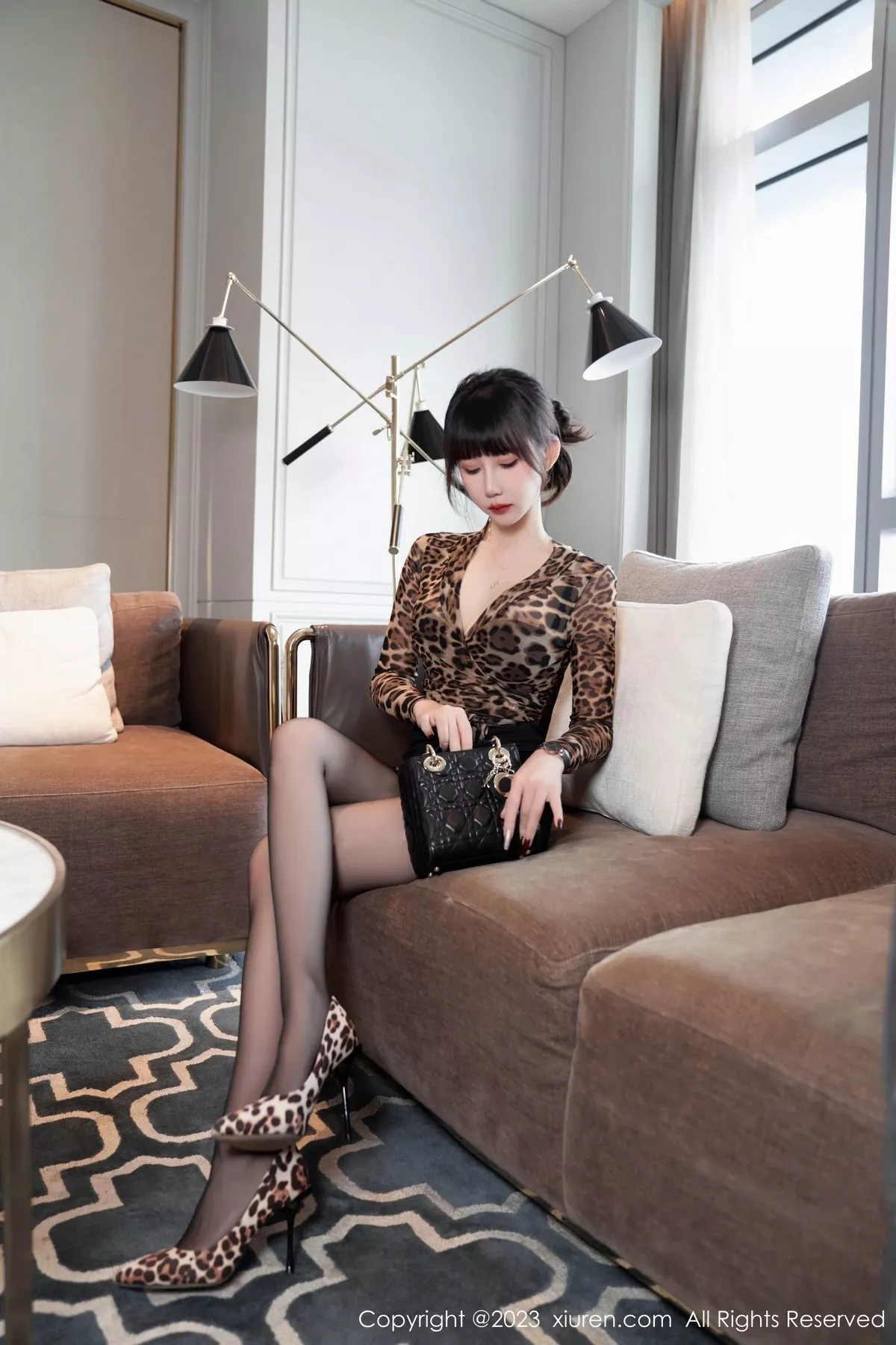 秀人集.com_[XiuRen秀人网]No.6904_模特波巧酱豹纹上衣配黑色短裙露黑丝吊袜秀惹火身材诱惑写真102P