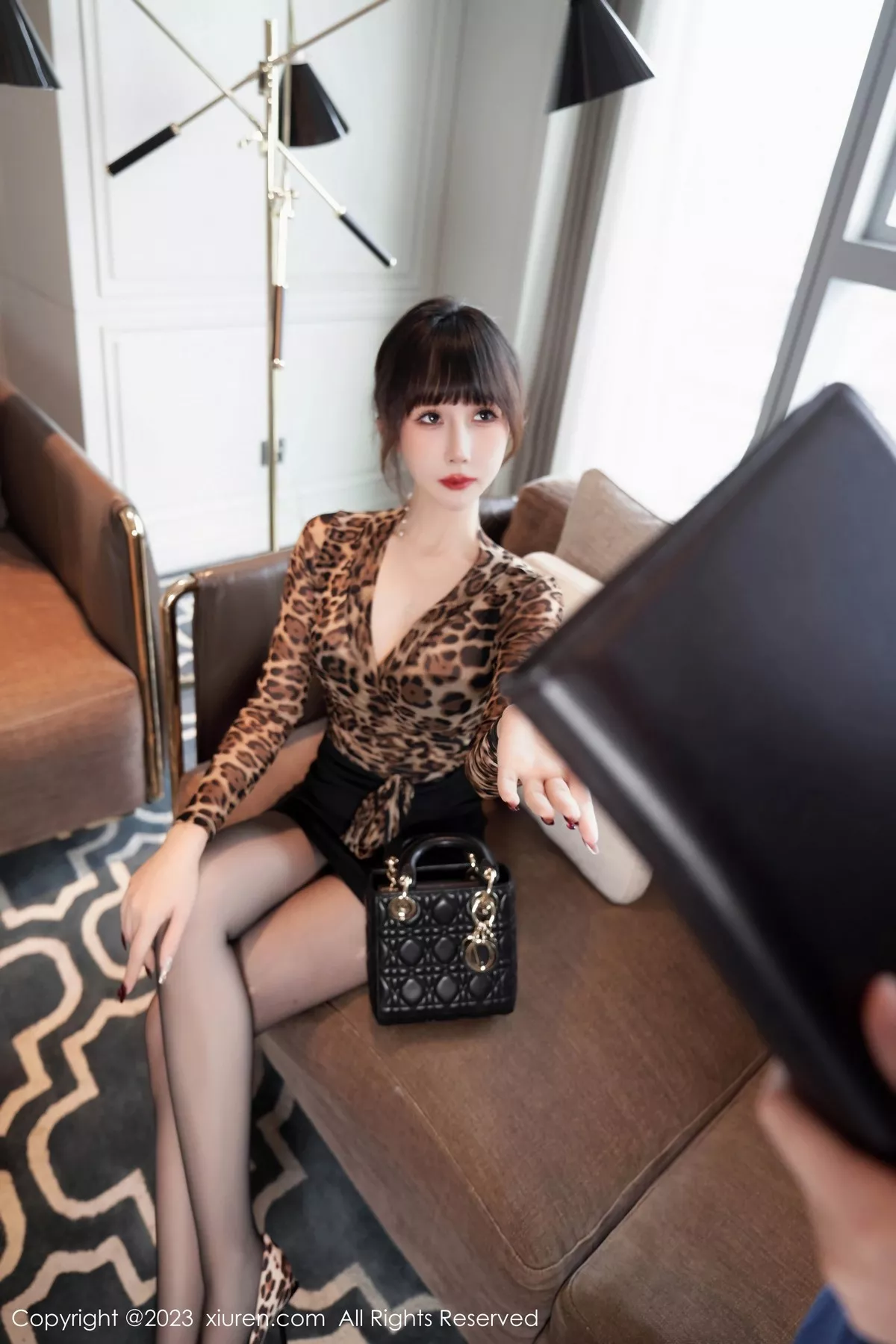 秀人集.com_[XiuRen秀人网]No.6904_模特波巧酱豹纹上衣配黑色短裙露黑丝吊袜秀惹火身材诱惑写真102P