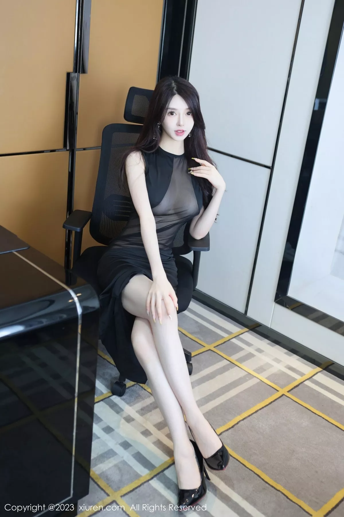 秀人集.com_[XiuRen秀人网]No.6937_模特玉兔miki性感黑色薄纱连衣裙配超薄无内黑丝秀翘臀诱惑写真81P