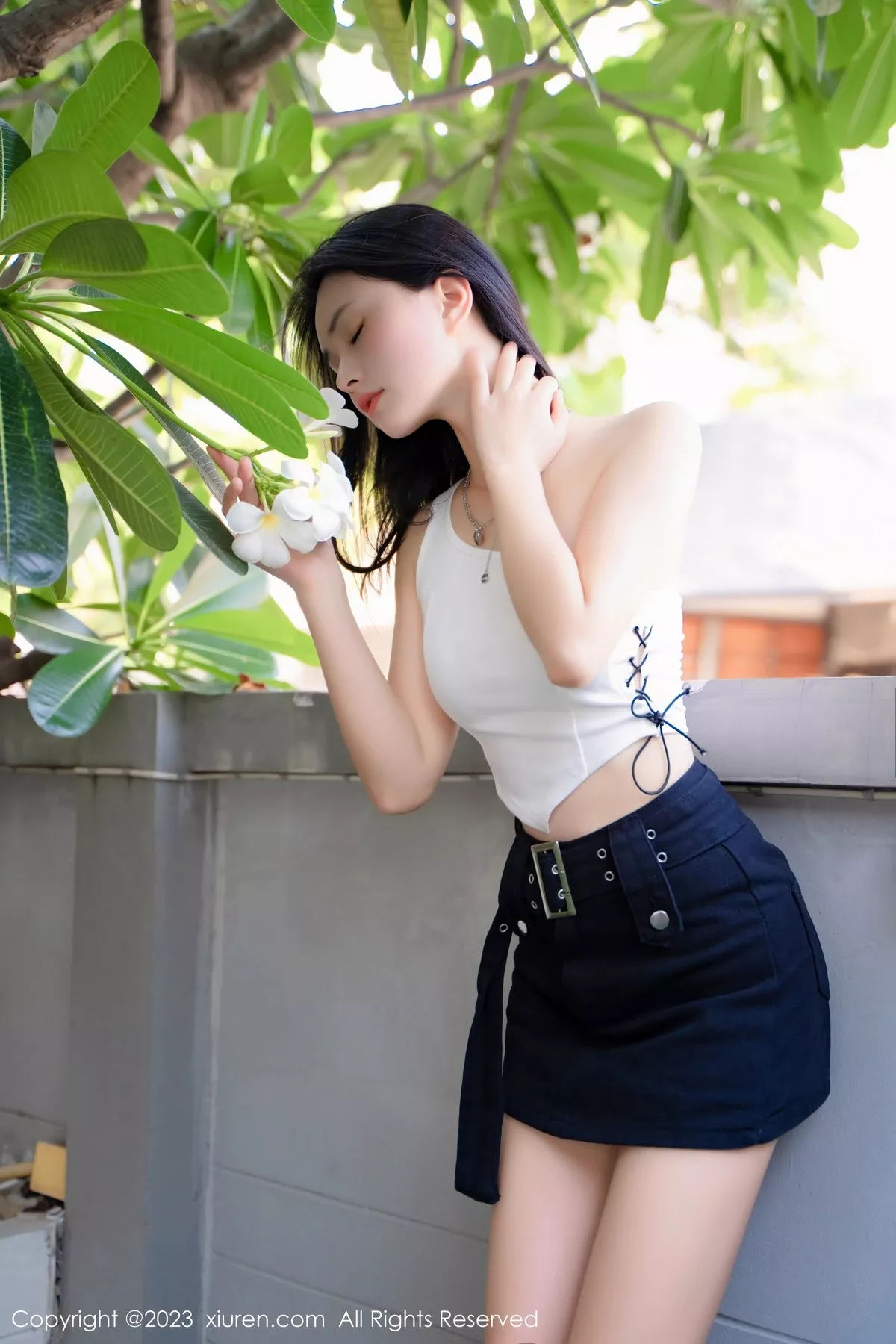 秀人集.com_[XiuRen秀人网]No.6798_模特艾希儿户外性感白色上衣配黑短裤秀曼妙身姿清爽迷人写真62P