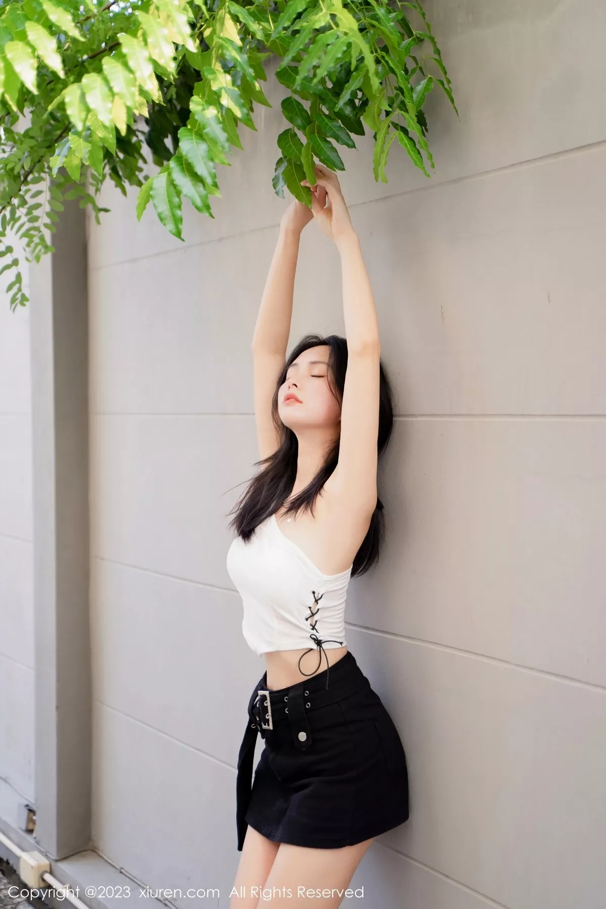 秀人集.com_[XiuRen秀人网]No.6798_模特艾希儿户外性感白色上衣配黑短裤秀曼妙身姿清爽迷人写真62P