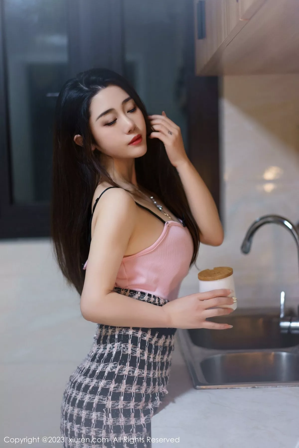 秀人集.com_[XiuRen秀人网]No.6799_模特严利娅Yuliya粉色吊带短裙配原色丝袜秀婀娜身材诱惑写真67P