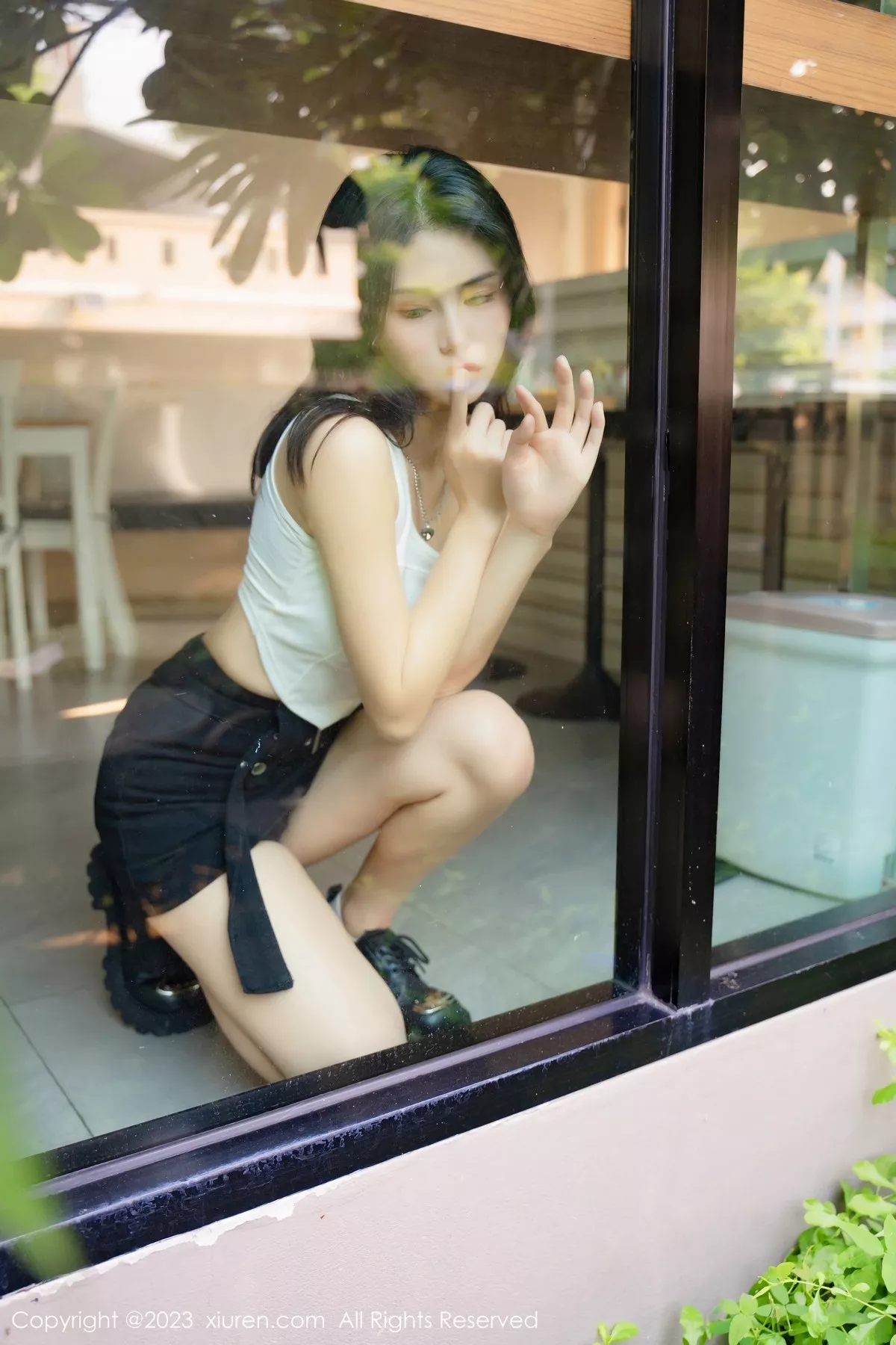 秀人集.com_[XiuRen秀人网]No.6798_模特艾希儿户外性感白色上衣配黑短裤秀曼妙身姿清爽迷人写真62P