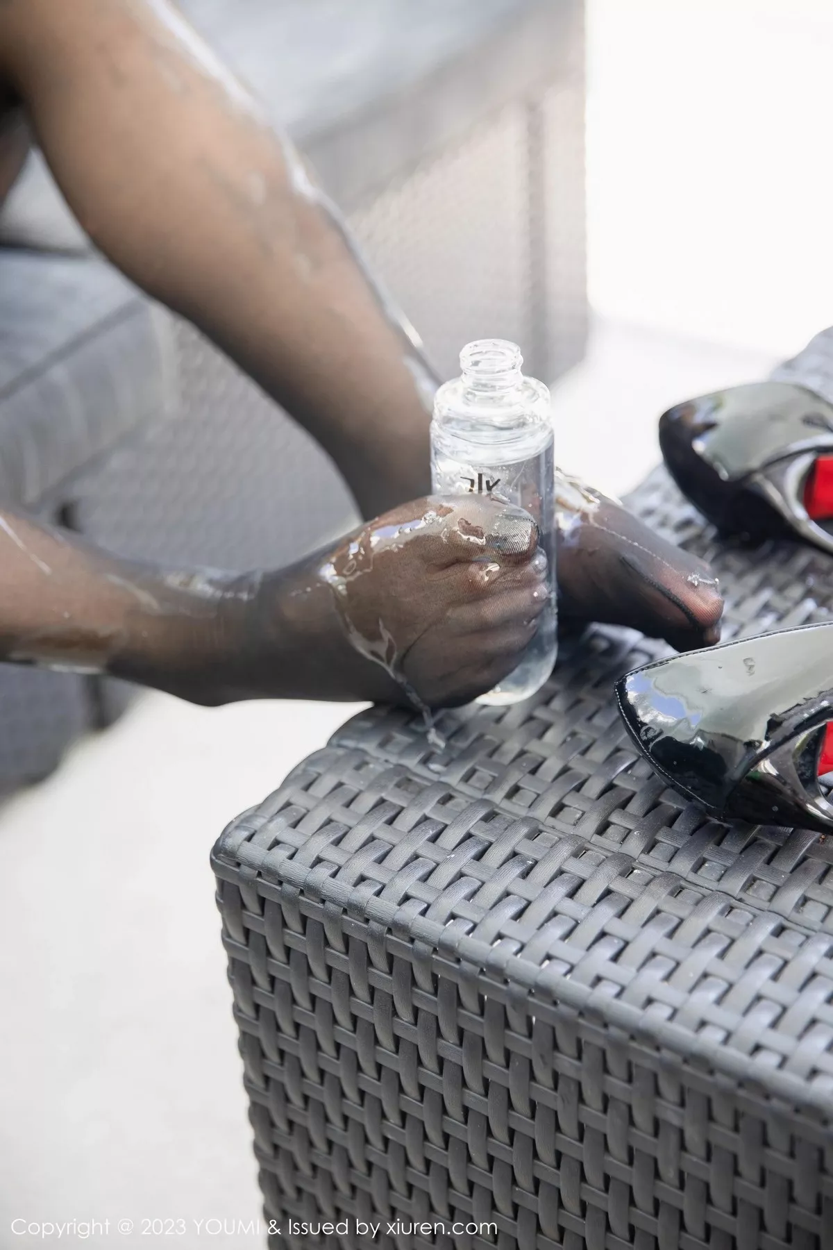 秀人集.com_[YouMi尤蜜荟]Vol.942_模特laura阿姣黑色轻透薄纱连衣裙露蕾丝情趣内衣完美诱惑写真95P