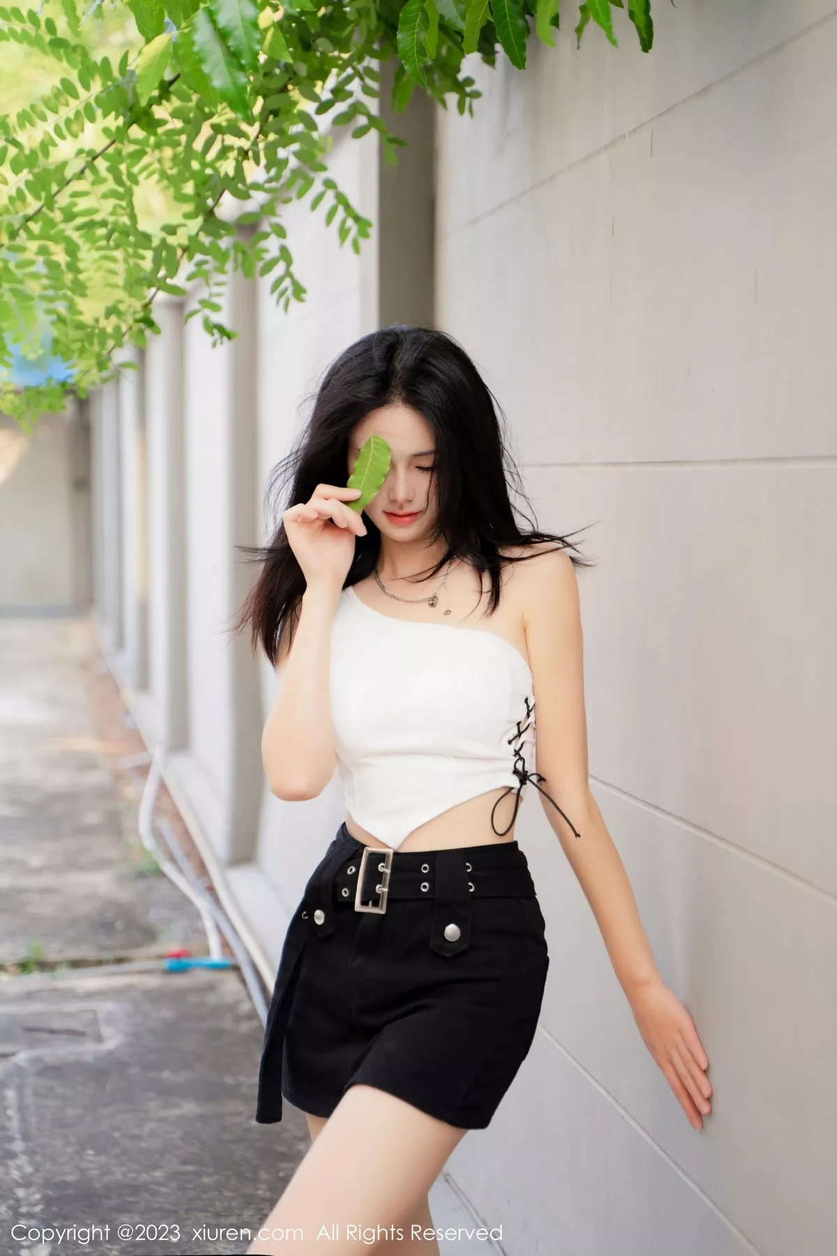 秀人集.com_[XiuRen秀人网]No.6798_模特艾希儿户外性感白色上衣配黑短裤秀曼妙身姿清爽迷人写真62P