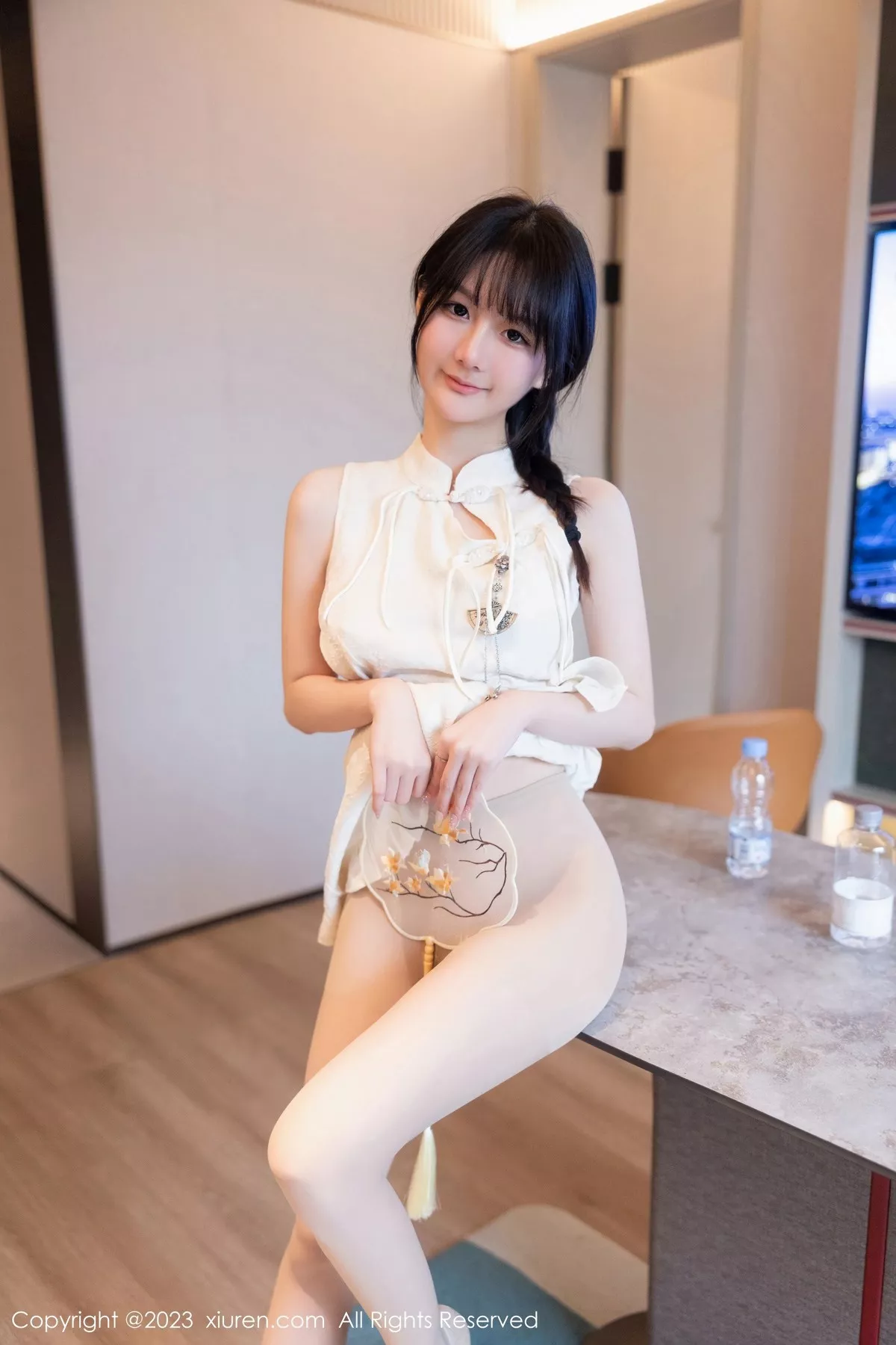 秀人集.com_[XiuRen秀人网]No.6813_模特幼幼性感白色旗袍服饰配原色丝袜秀完美身材撩人诱惑写真80P