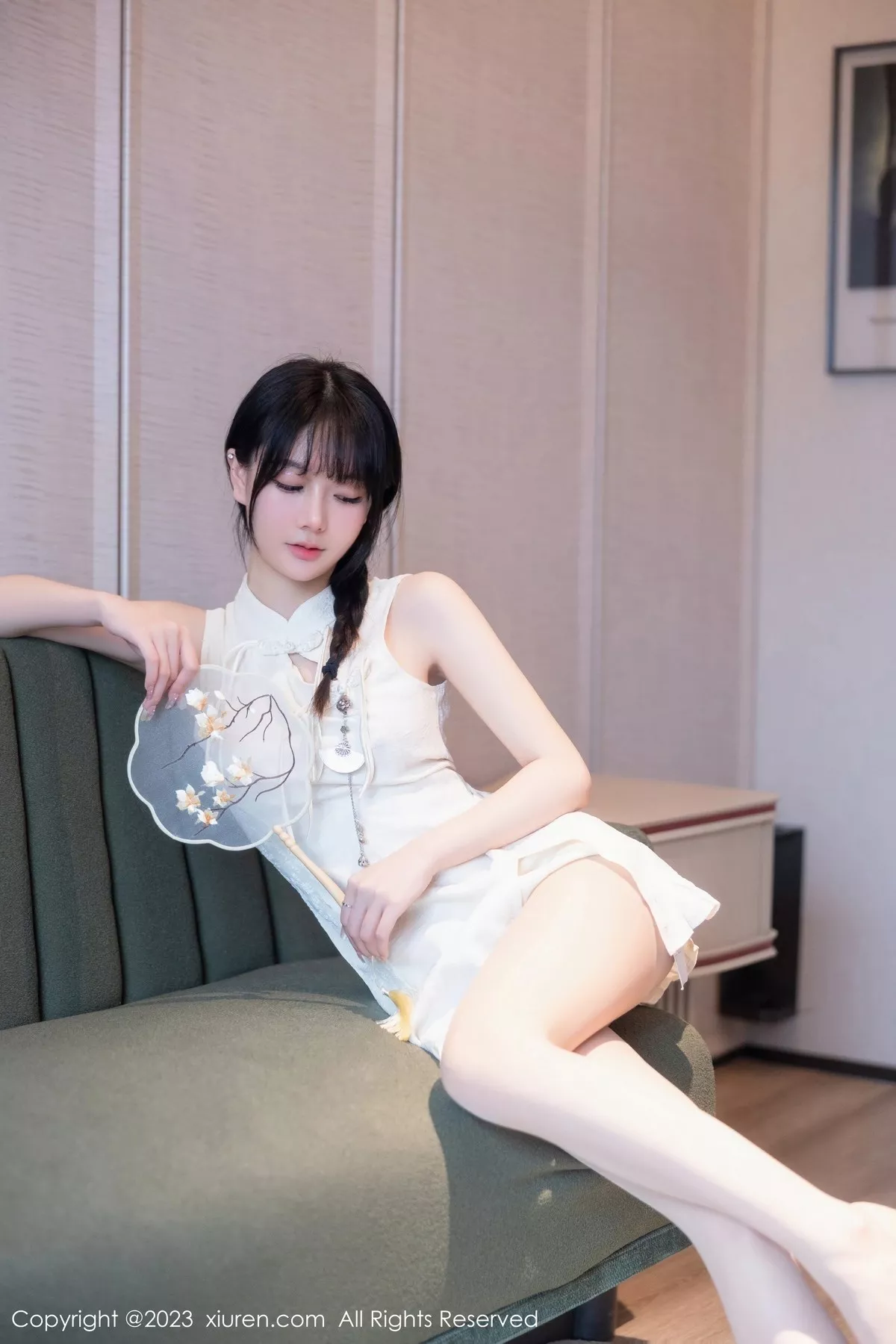 秀人集.com_[XiuRen秀人网]No.6813_模特幼幼性感白色旗袍服饰配原色丝袜秀完美身材撩人诱惑写真80P