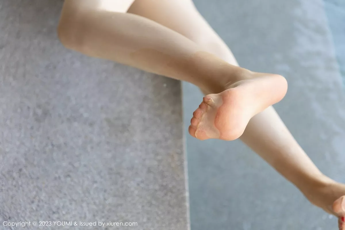 秀人集.com_[YouMi尤蜜荟]Vol.943_女神Carol周妍希性感浅灰露肩裙配开档肉丝秀丰满身材诱惑写真69P