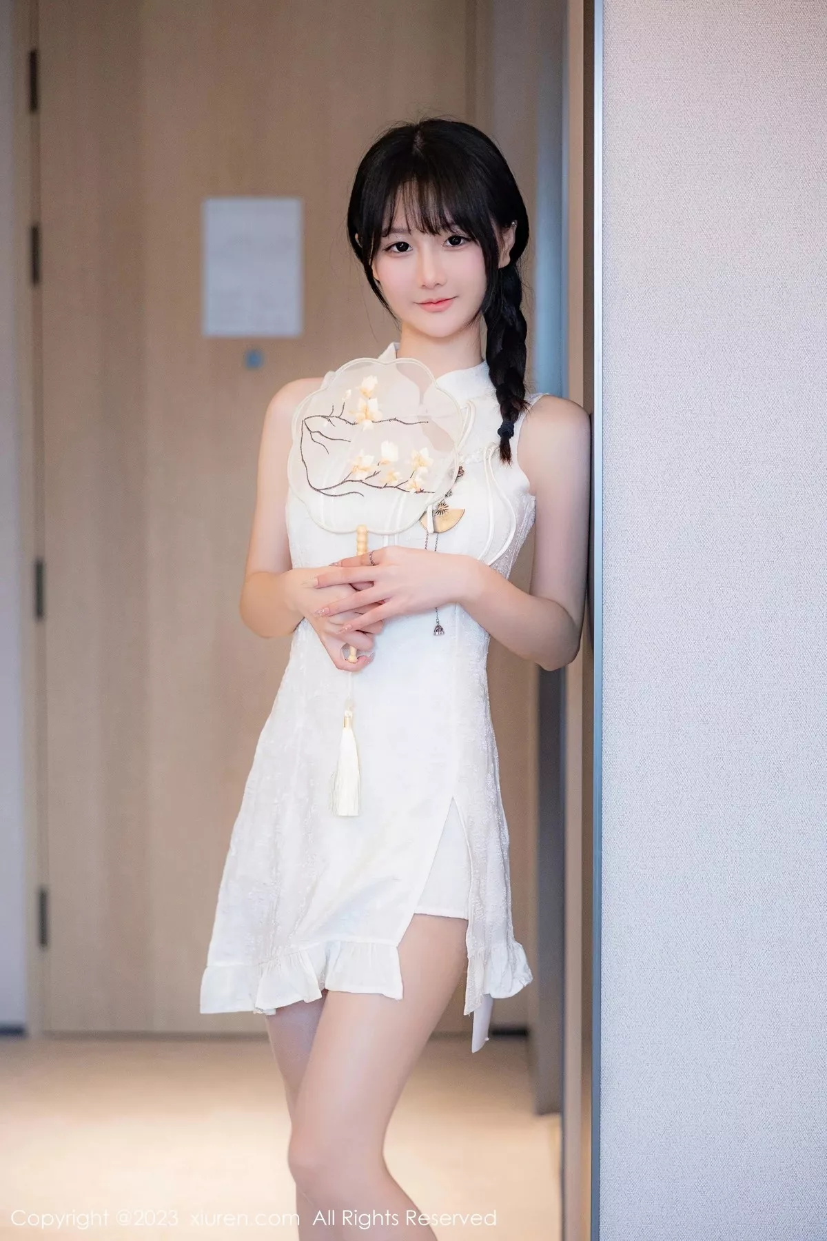 秀人集.com_[XiuRen秀人网]No.6813_模特幼幼性感白色旗袍服饰配原色丝袜秀完美身材撩人诱惑写真80P