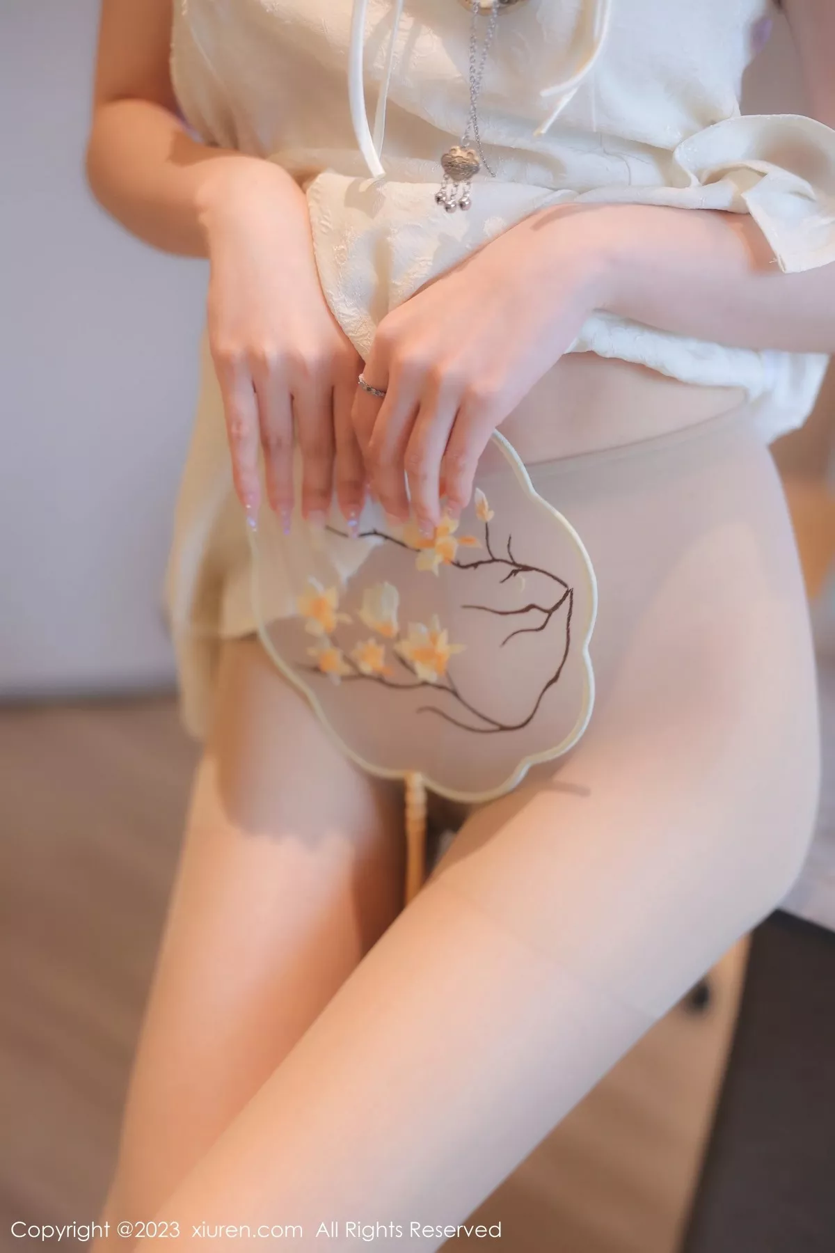 秀人集.com_[XiuRen秀人网]No.6813_模特幼幼性感白色旗袍服饰配原色丝袜秀完美身材撩人诱惑写真80P