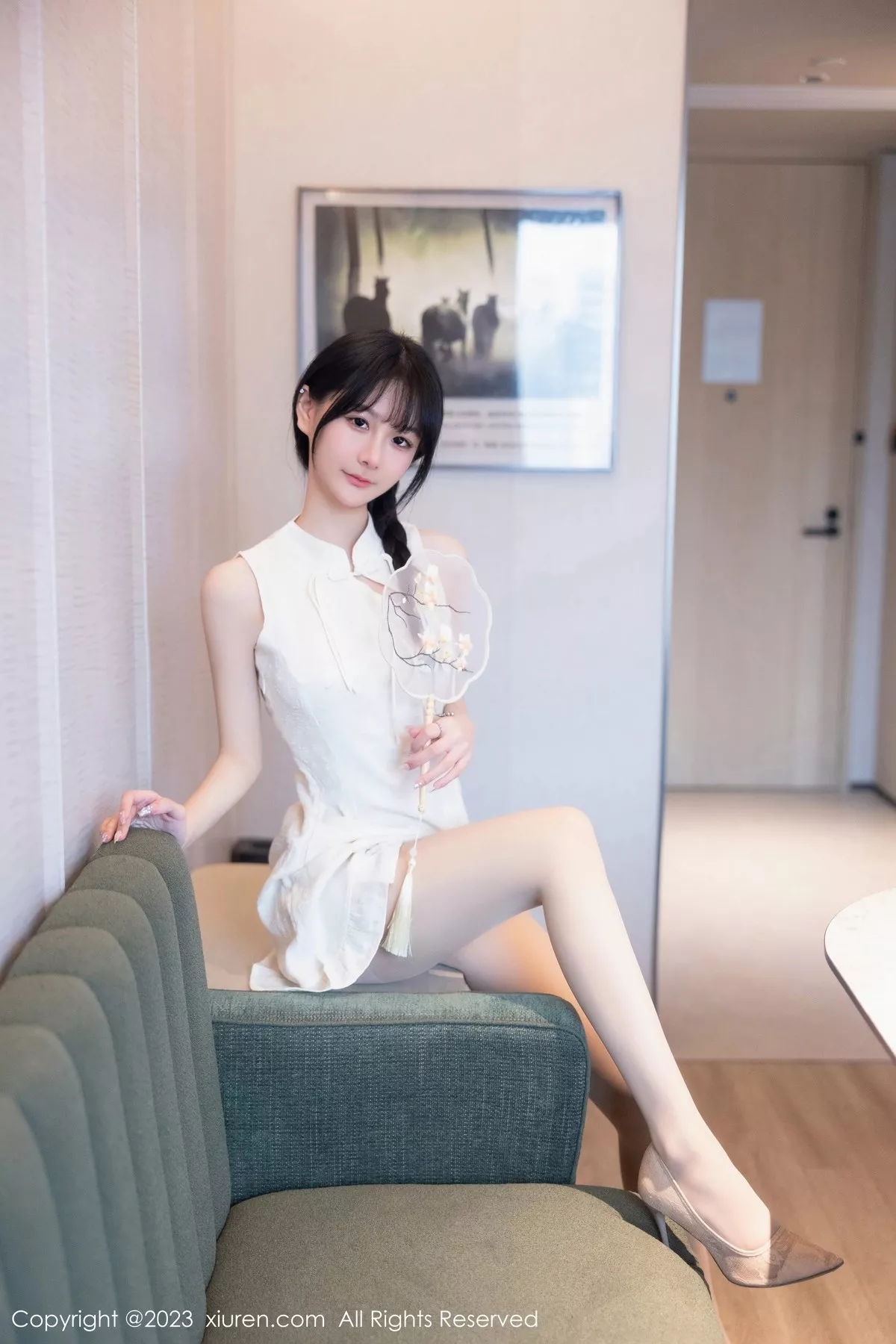 秀人集.com_[XiuRen秀人网]No.6813_模特幼幼性感白色旗袍服饰配原色丝袜秀完美身材撩人诱惑写真80P