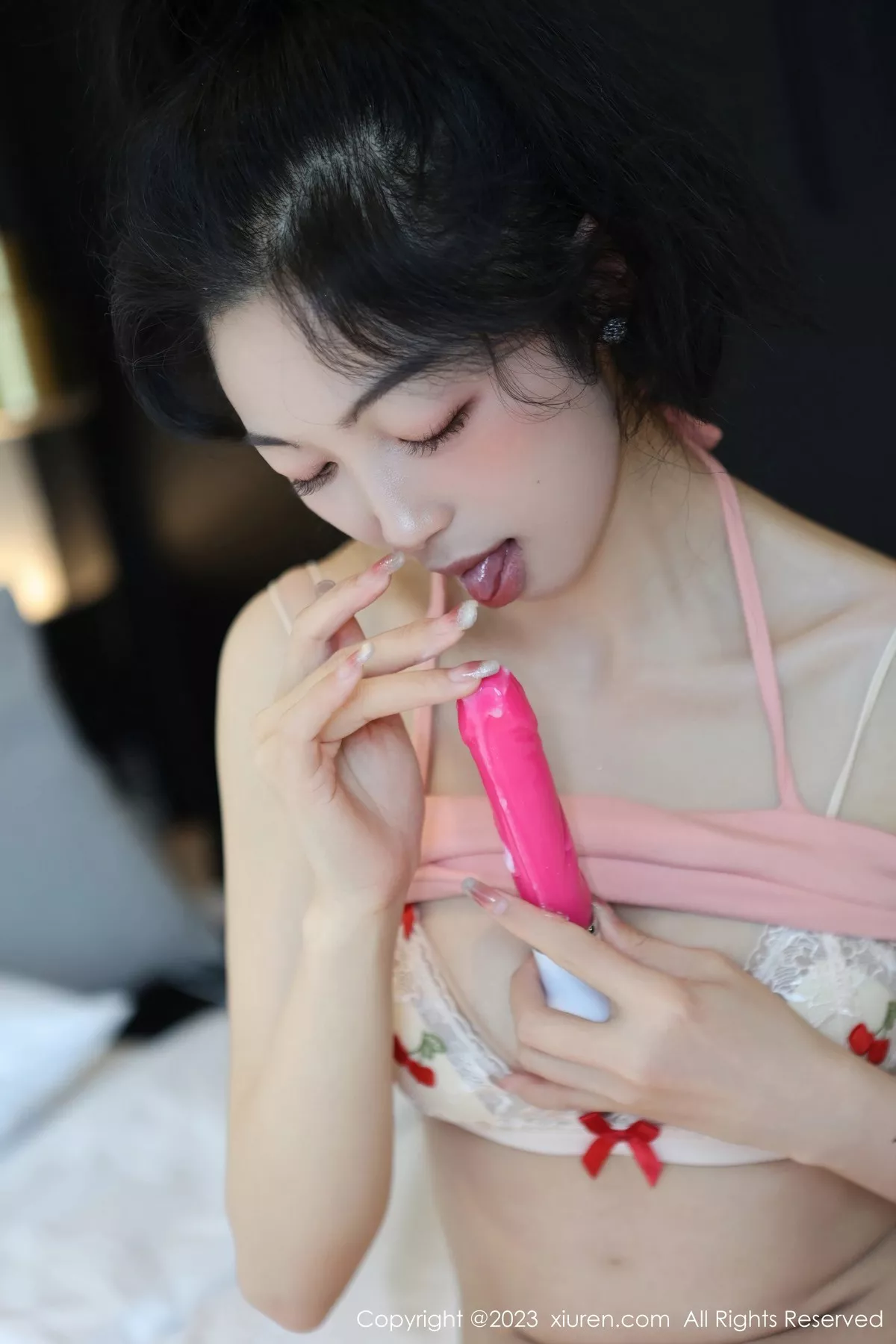 秀人集.com_[XiuRen秀人网]No.6816_模特茜茜Kimi脱牛仔背带裙露浅色蕾丝内衣秀完美身材诱惑写真76P