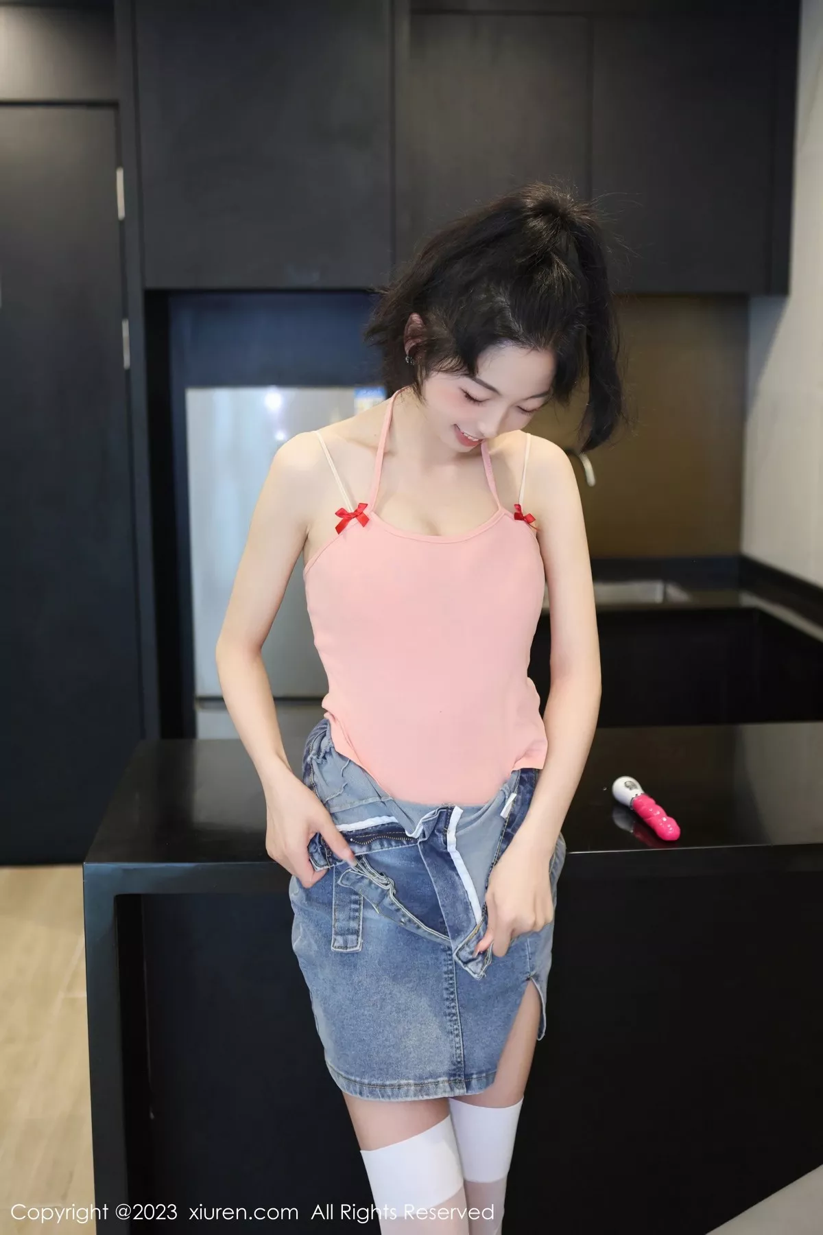 秀人集.com_[XiuRen秀人网]No.6816_模特茜茜Kimi脱牛仔背带裙露浅色蕾丝内衣秀完美身材诱惑写真76P