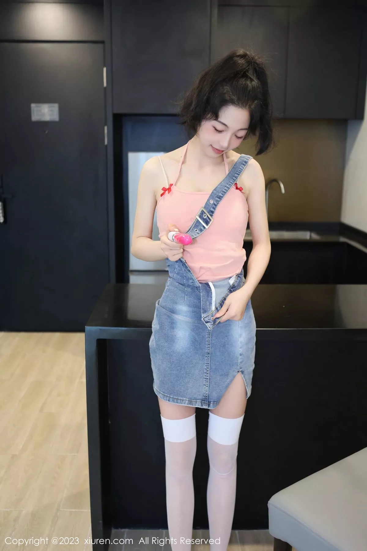 秀人集.com_[XiuRen秀人网]No.6816_模特茜茜Kimi脱牛仔背带裙露浅色蕾丝内衣秀完美身材诱惑写真76P