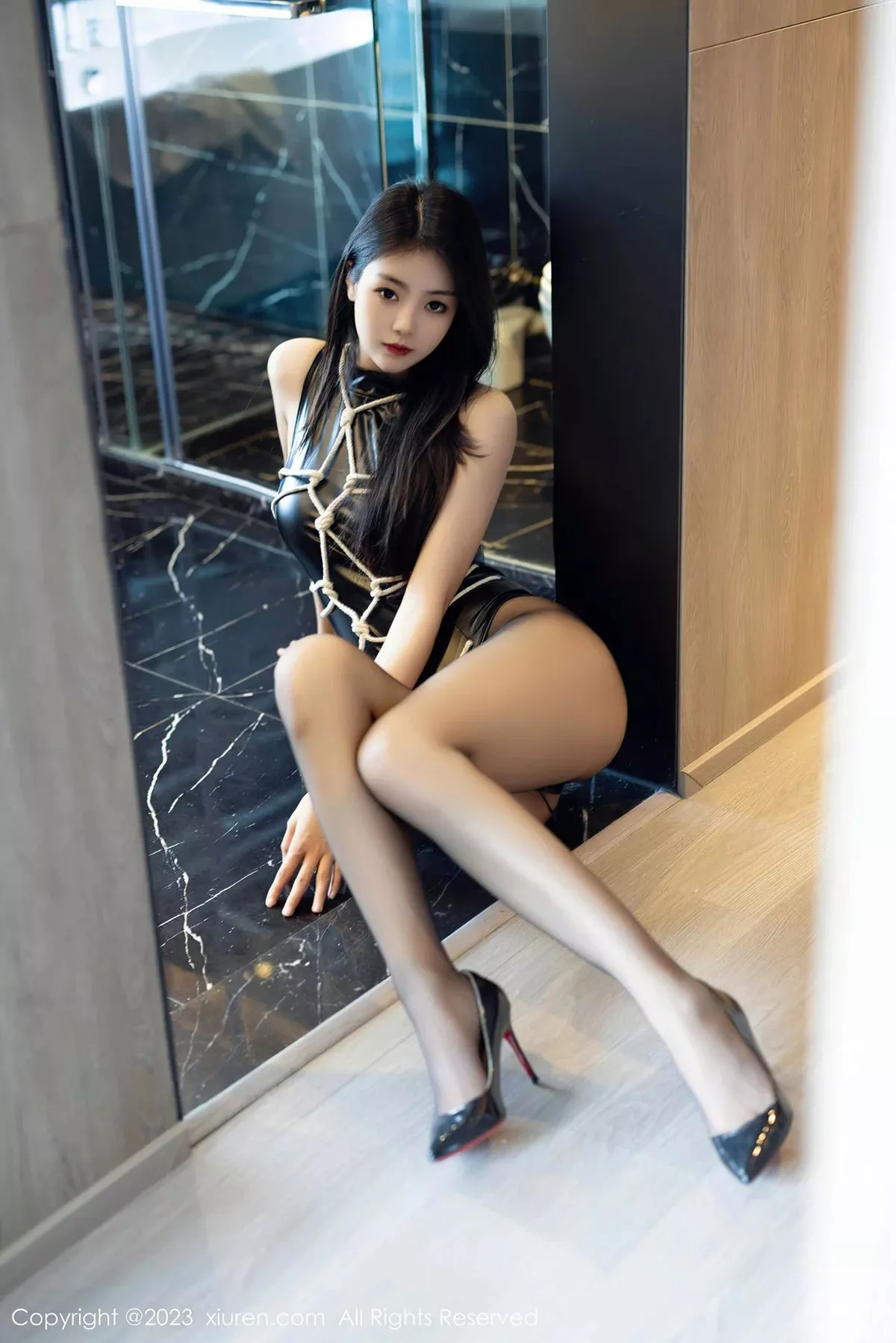 秀人集.com_[XiuRen秀人网]No.6990_模特可乐Vicky性感黑色高开叉服饰配超薄黑丝捆绑艺诱惑写真69P