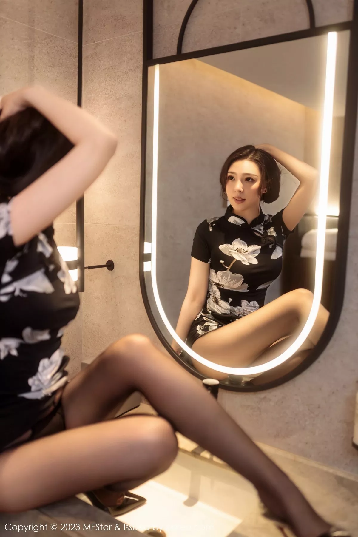 秀人集.com_[MFStar模范学院]Vol.630_模特小波多性感黑色带图案旗袍配超薄黑丝秀苗条身材诱惑写真54P