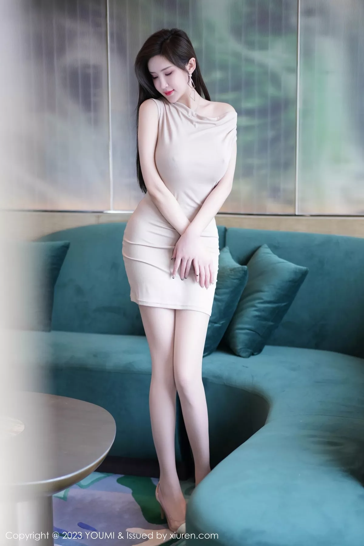 秀人集.com_[YouMi尤蜜荟]Vol.957_女神Carol周妍希性感杏色露肩裙配原色丝袜秀丰满身材诱惑写真80P