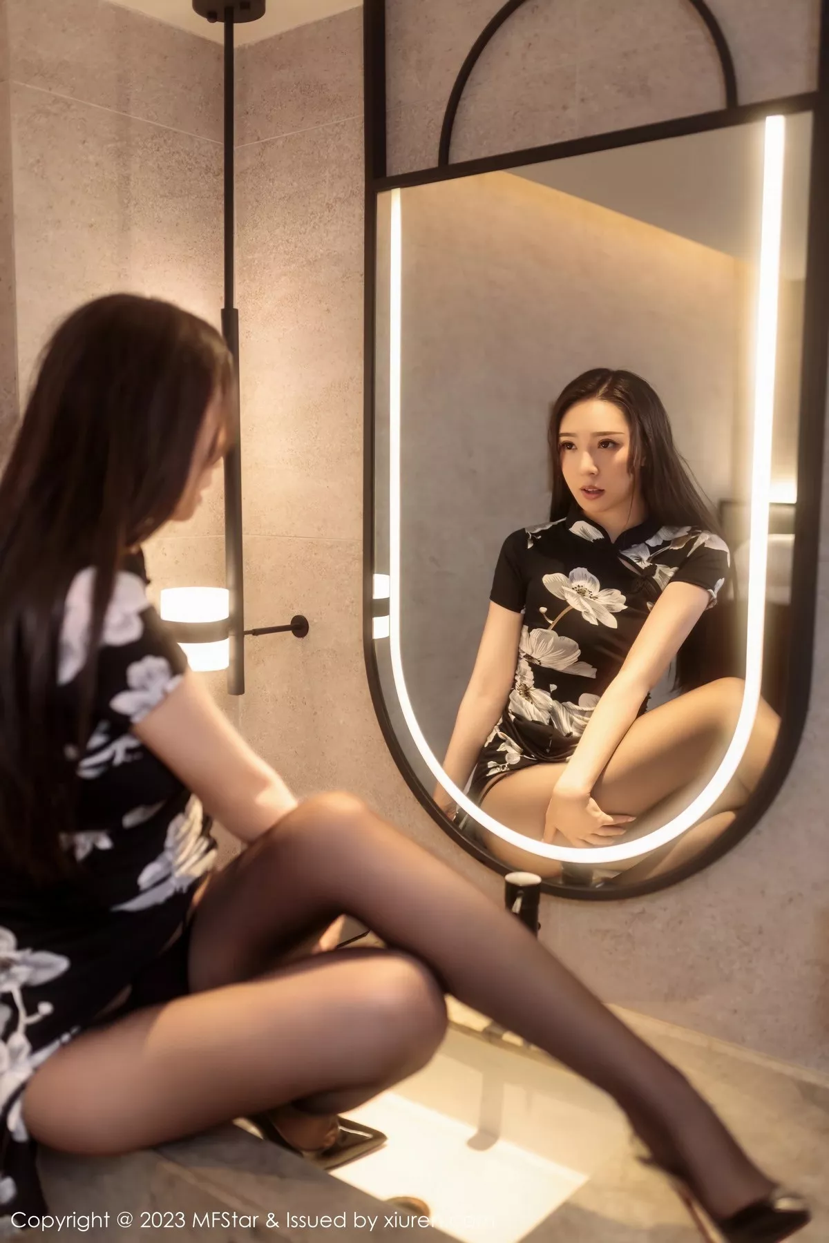 秀人集.com_[MFStar模范学院]Vol.630_模特小波多性感黑色带图案旗袍配超薄黑丝秀苗条身材诱惑写真54P