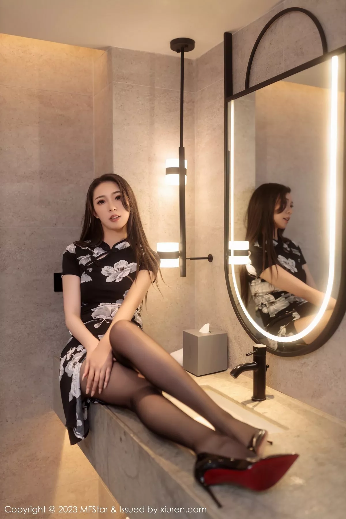 秀人集.com_[MFStar模范学院]Vol.630_模特小波多性感黑色带图案旗袍配超薄黑丝秀苗条身材诱惑写真54P