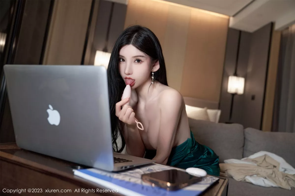 秀人集.com_[XiuRen秀人网]No.7009_女神周于希Sally性感墨绿吊带裙配黑丝吊袜秀翘臀美腿诱惑写真102P