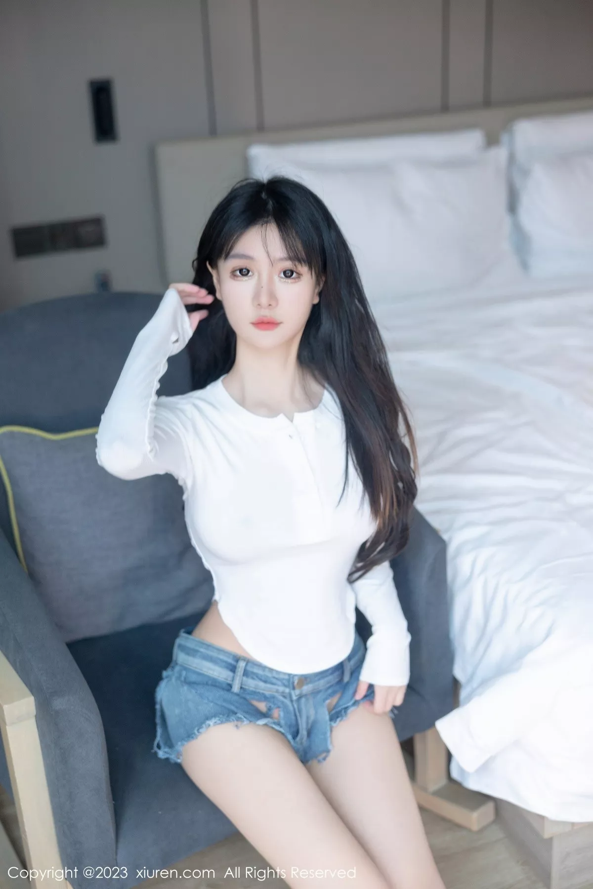 秀人集.com_[XiuRen秀人网]No.7010_模特幼幼性感白色上衣配破烂牛仔短裤秀完美身材撩人诱惑写真88P