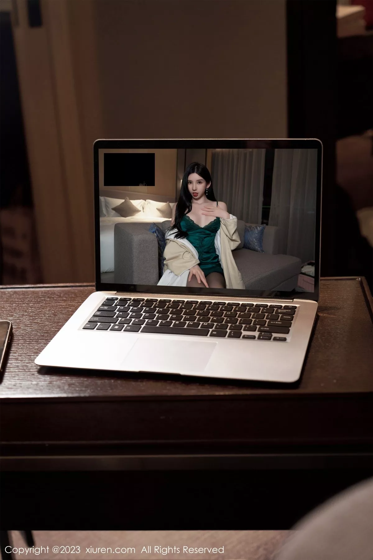 秀人集.com_[XiuRen秀人网]No.7009_女神周于希Sally性感墨绿吊带裙配黑丝吊袜秀翘臀美腿诱惑写真102P