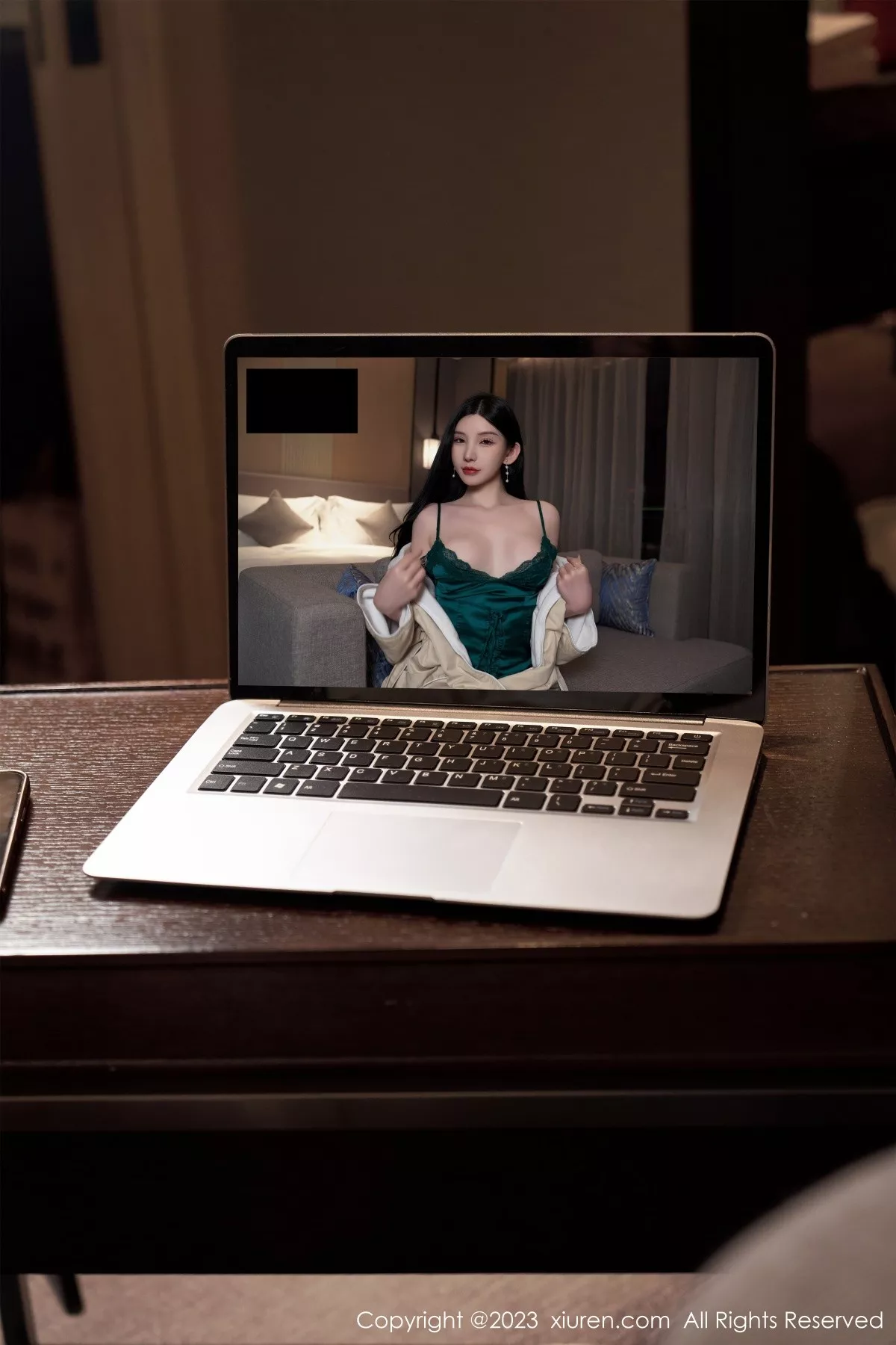 秀人集.com_[XiuRen秀人网]No.7009_女神周于希Sally性感墨绿吊带裙配黑丝吊袜秀翘臀美腿诱惑写真102P