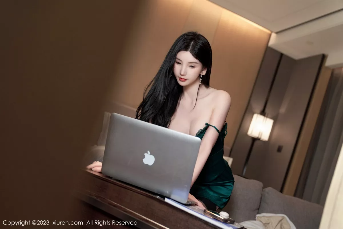 秀人集.com_[XiuRen秀人网]No.7009_女神周于希Sally性感墨绿吊带裙配黑丝吊袜秀翘臀美腿诱惑写真102P