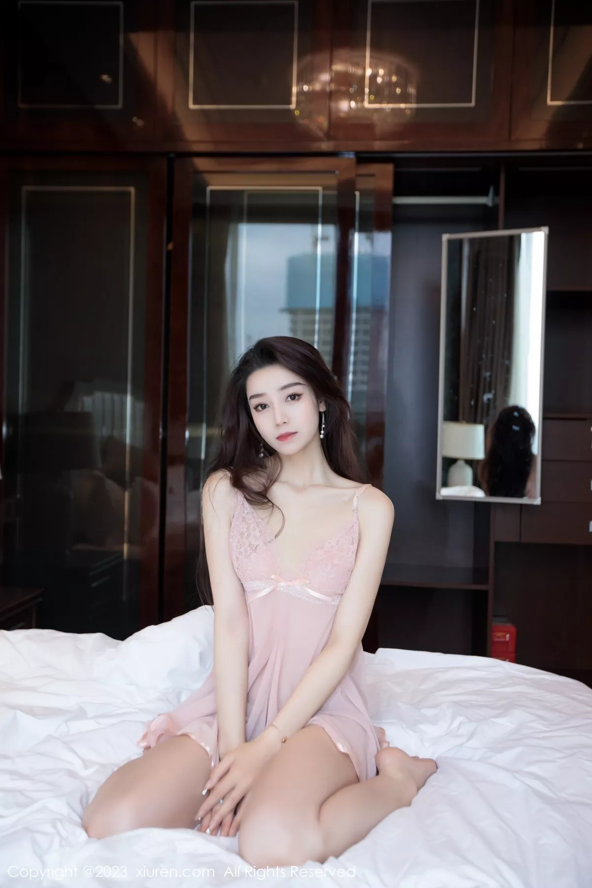 秀人集.com_[XiuRen秀人网]No.7011_模特苏曼兮浅色吊带长裙+粉色蕾丝情趣睡裙秀完美身材诱惑写真72P