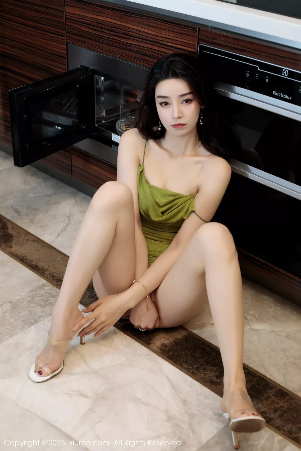 秀人集.com_[XiuRen秀人网]No.7011_模特苏曼兮浅色吊带长裙+粉色蕾丝情趣睡裙秀完美身材诱惑写真72P