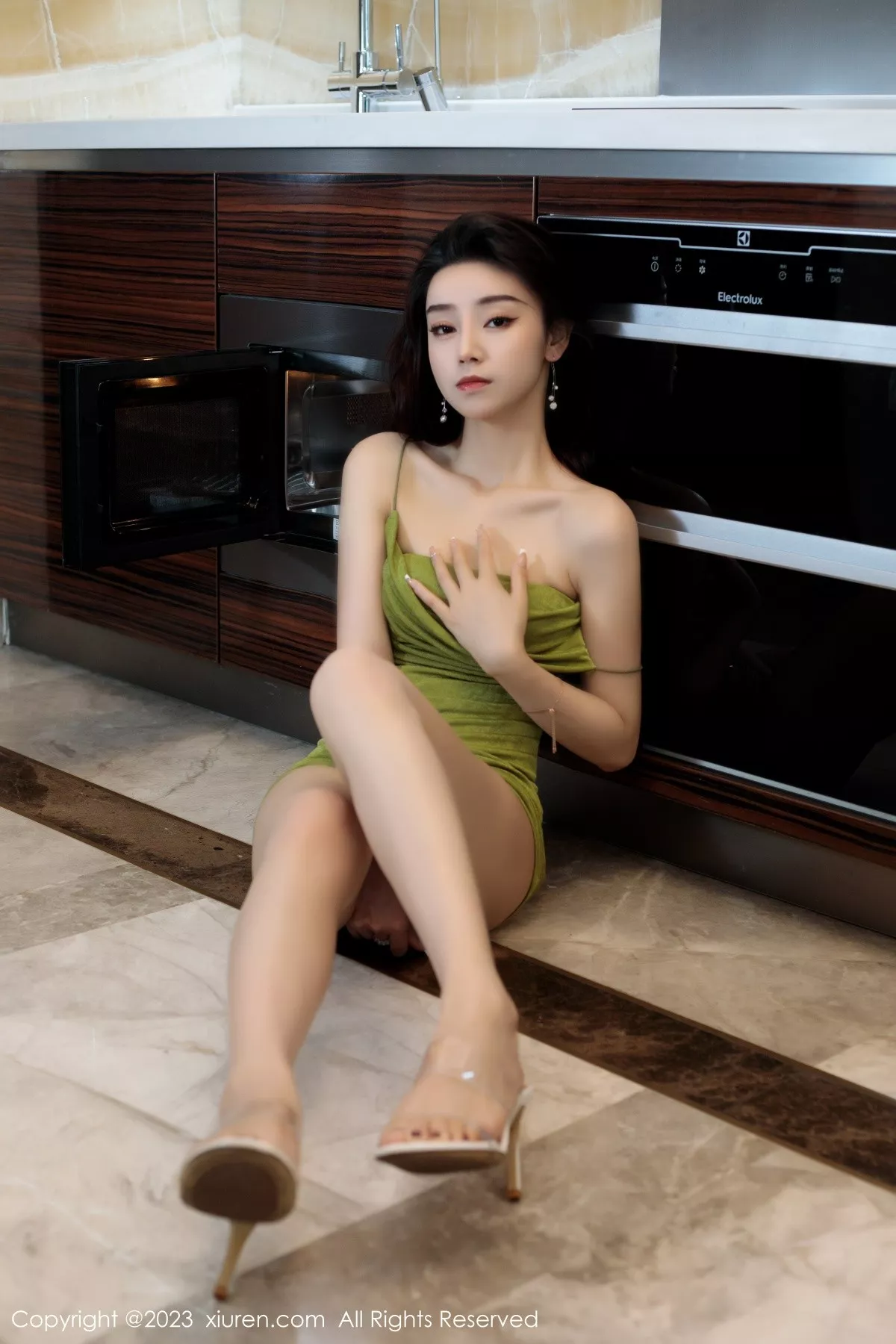 秀人集.com_[XiuRen秀人网]No.7011_模特苏曼兮浅色吊带长裙+粉色蕾丝情趣睡裙秀完美身材诱惑写真72P